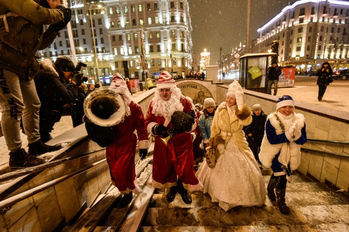 Парад Снегурочек в Москве
