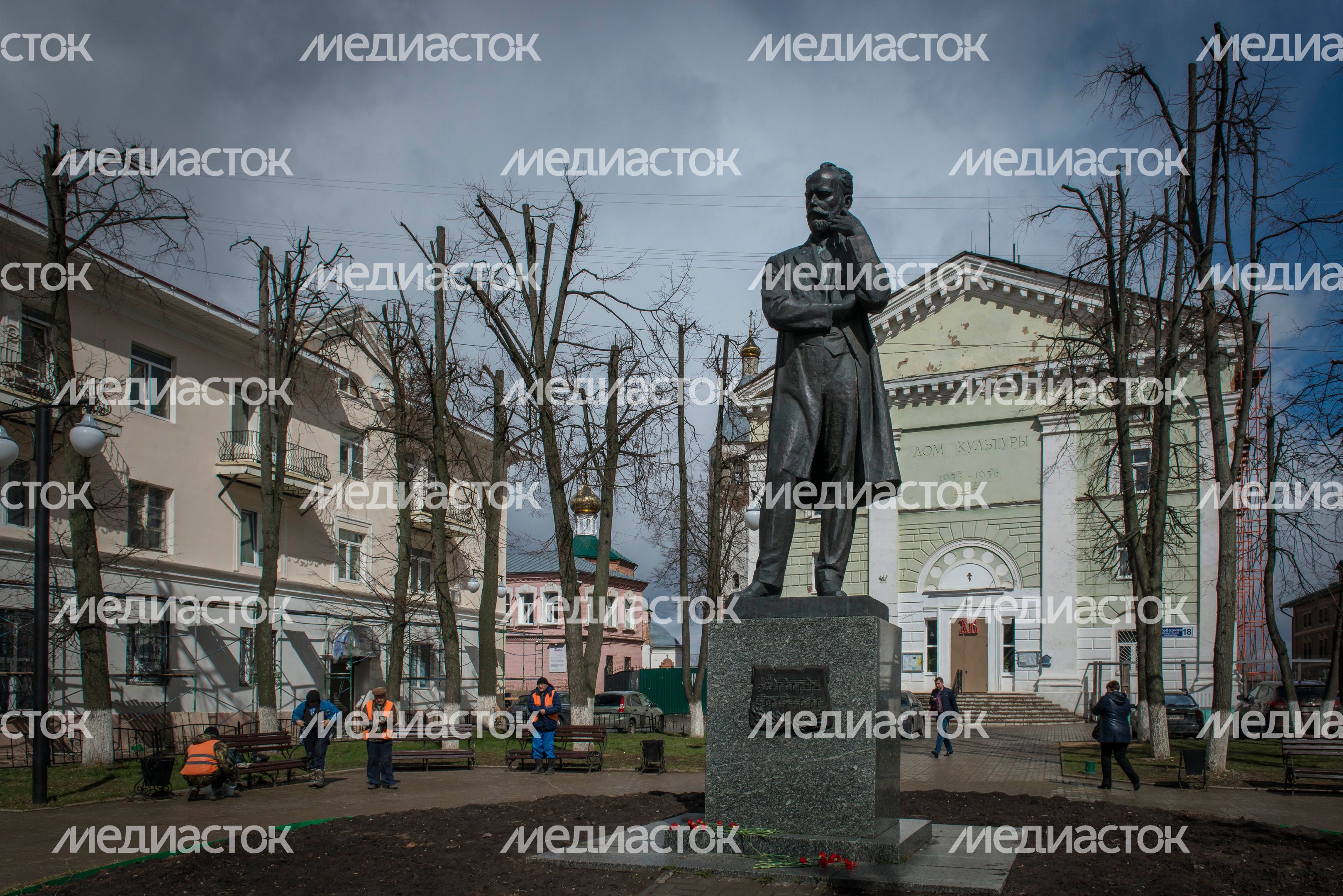 Памятник Петру Чайковскому у Дома культуры в Клину