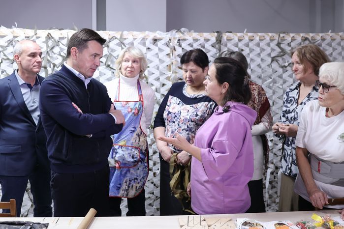 Андрей Воробьев посетил мастерскую волонтерского объединения «Zамаскируем СВОих»