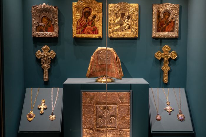 Экспозиция "Реликвии и сокровища Троице-Сергиевой Лавры XVIII-XIX"