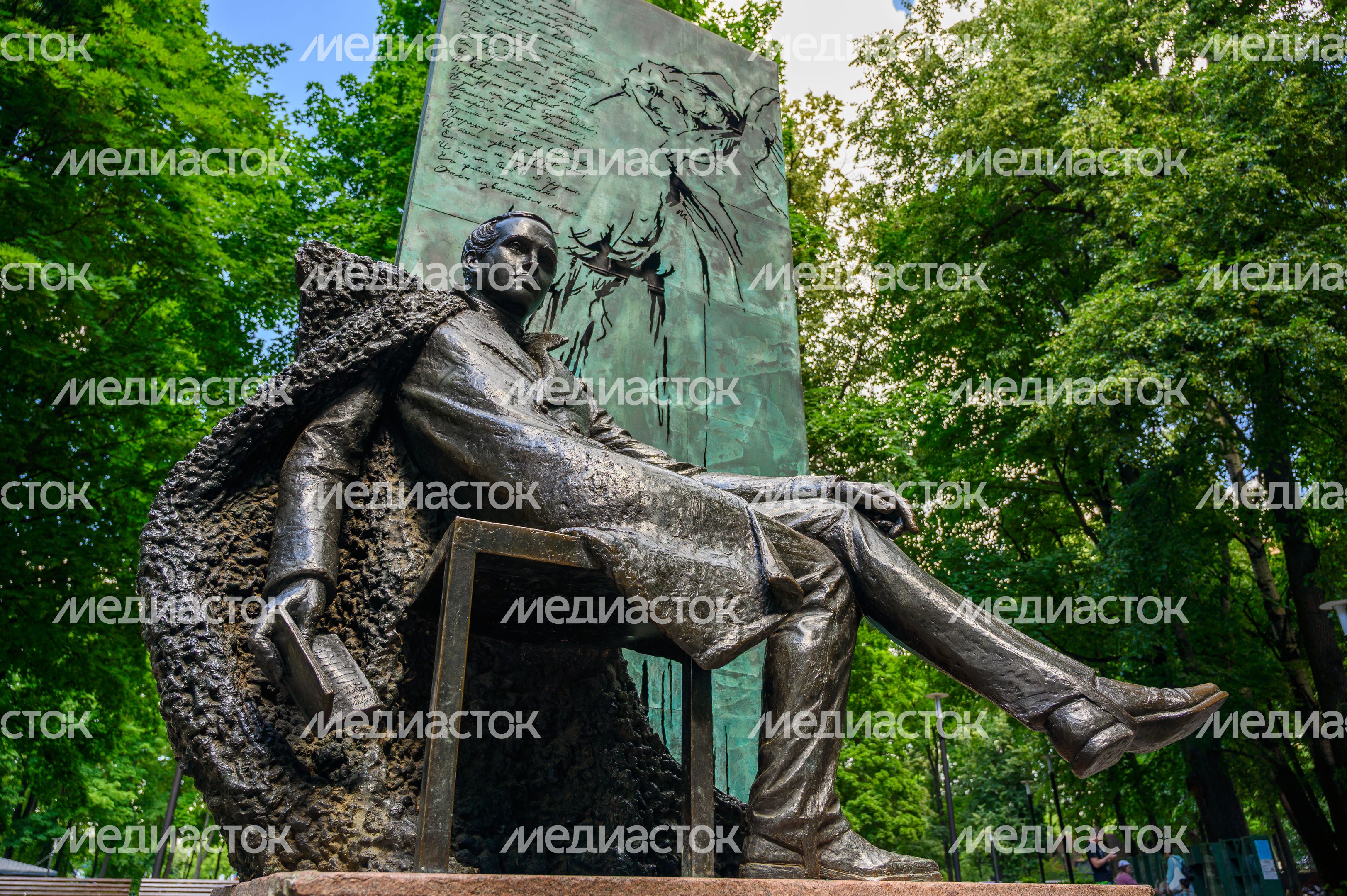 Памятник писателю М.Ю. Лермонтову в парке культуры и отдыха имени Виктора Талалихина в Подольске