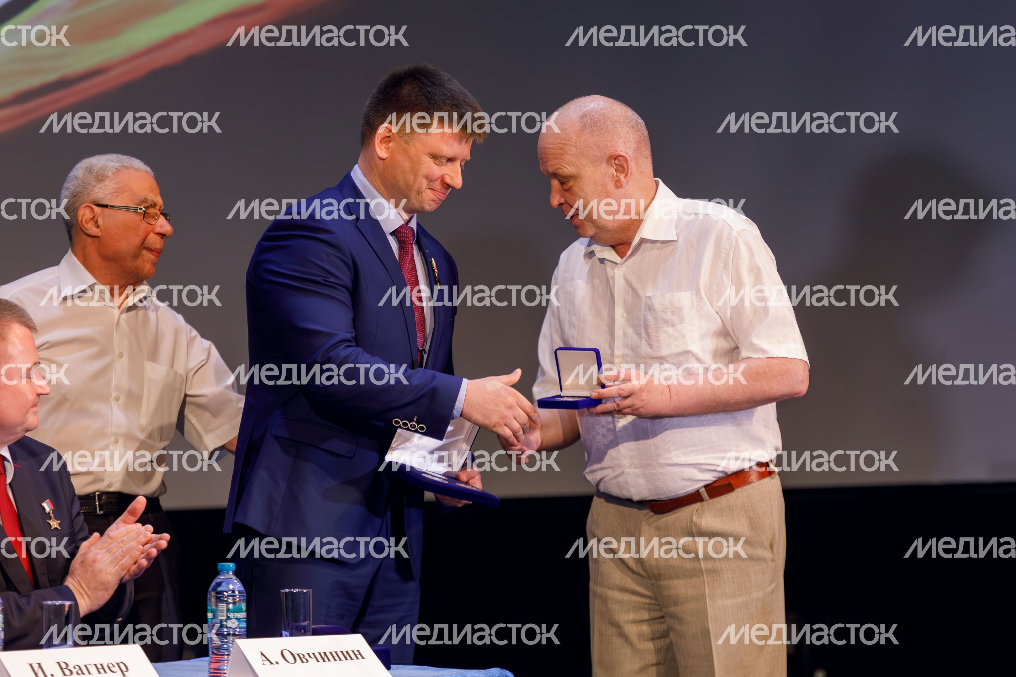Космонавт Александр Гребенкин на торжественном собрании в Доме космонавтов Звездного городка Космонавт Александр Гребенкин на торжественном собрании в Доме космонавтов Звездного городка