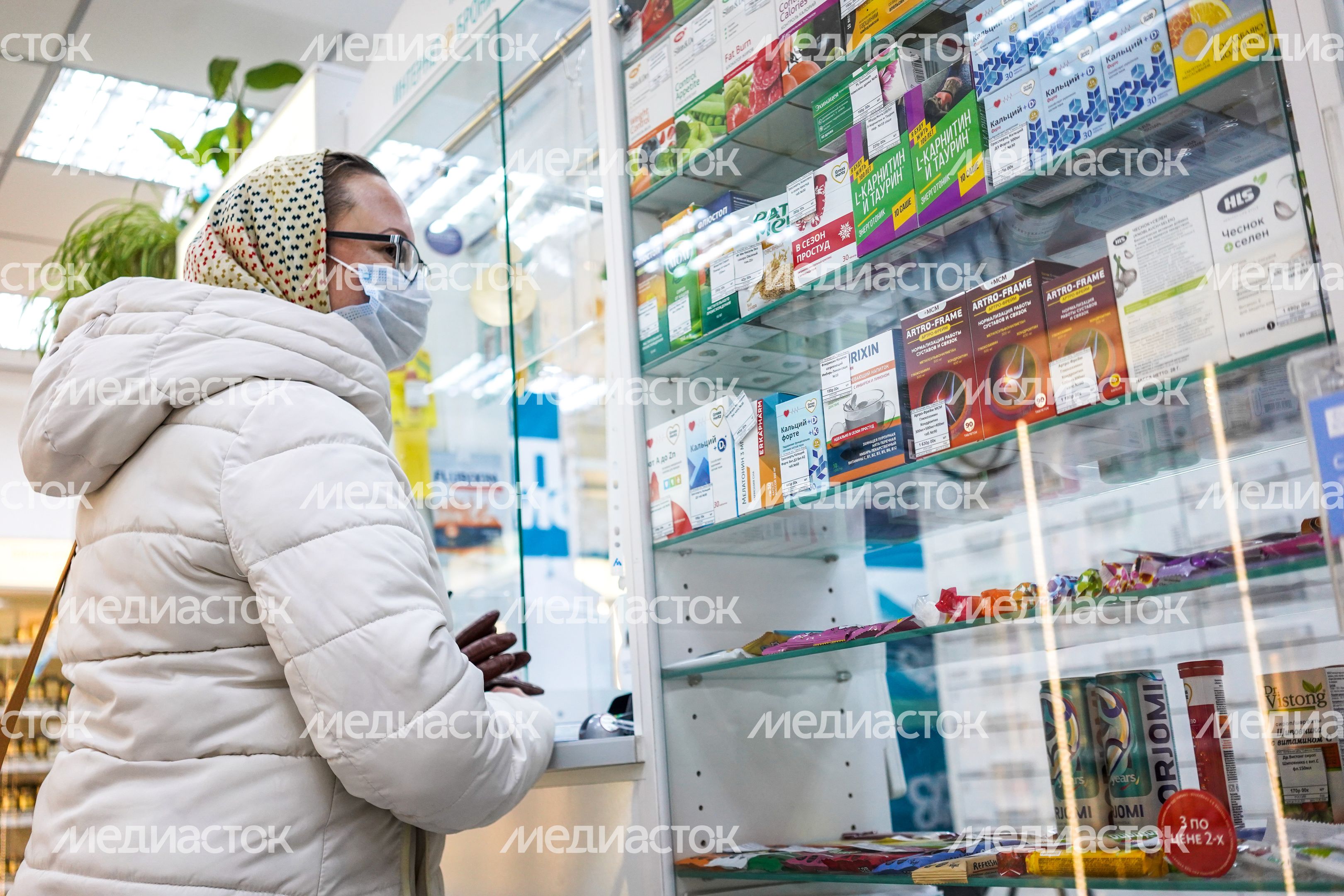 Покупатели в аптеке