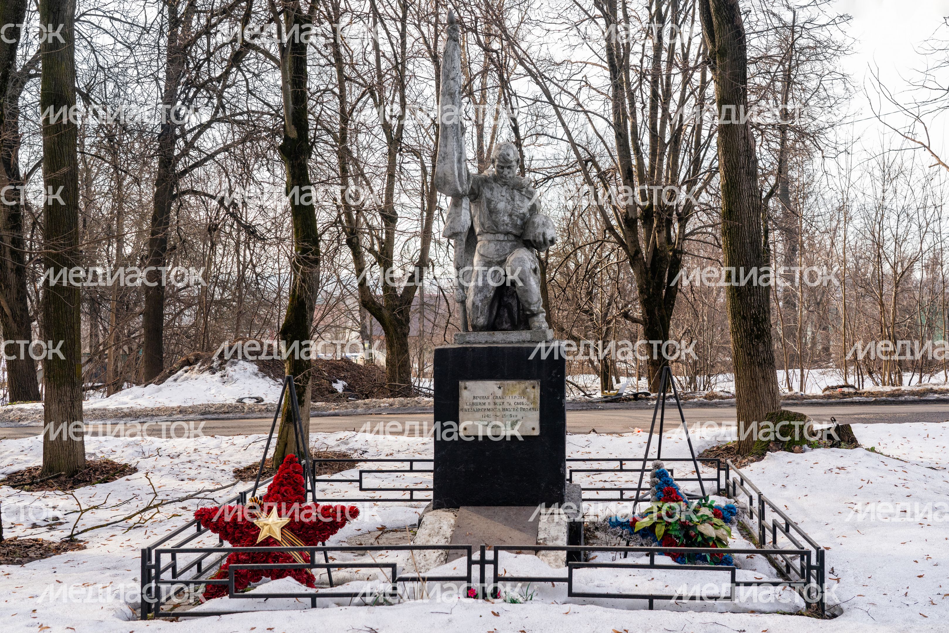 Братская могила в поселке Чашниково округа Солнечногорск Братская могила в поселке Чашниково округа Солнечногорск