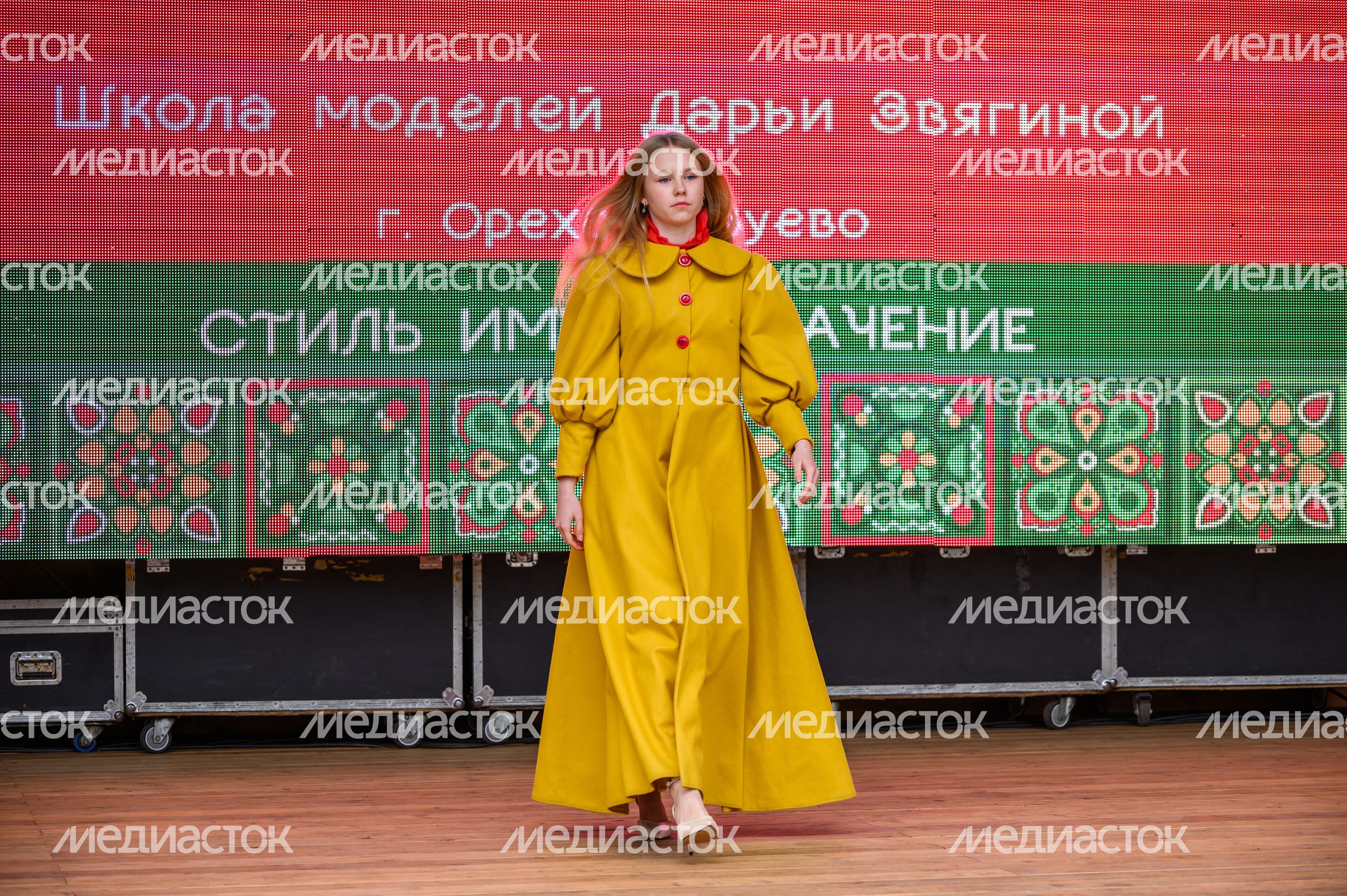 Школа моделей Дарьи Звягиной на сцене фестиваля-карнавала «ТекСТИЛЬный посад» в Павловском Посаде Школа моделей Дарьи Звягиной на сцене фестиваля-карнавала «ТекСТИЛЬный посад» в Павловском Посаде