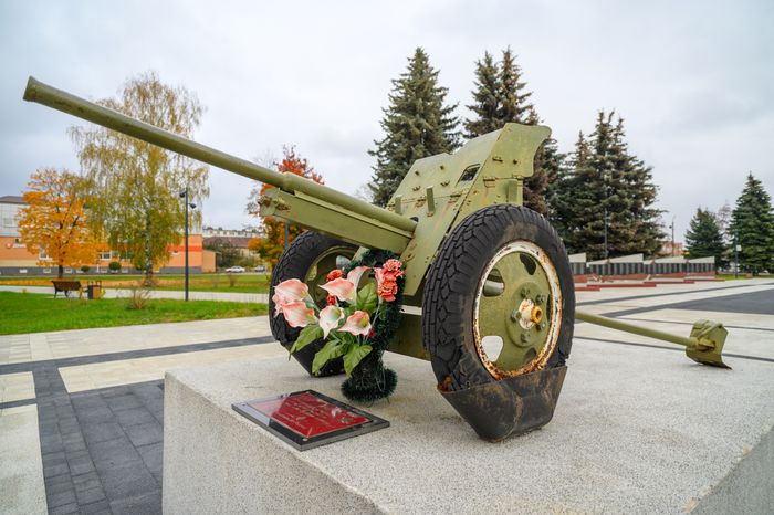 Пушка у мемориала Воинской Славы в сквере у Дулевского фарфорового завода