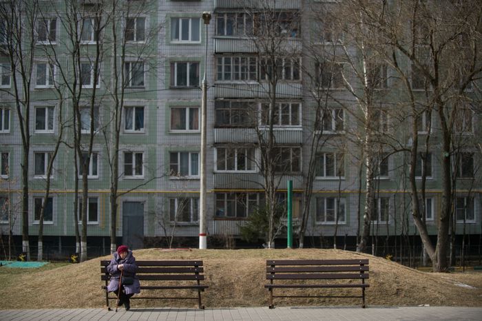 Женщина на скамейке в Химках