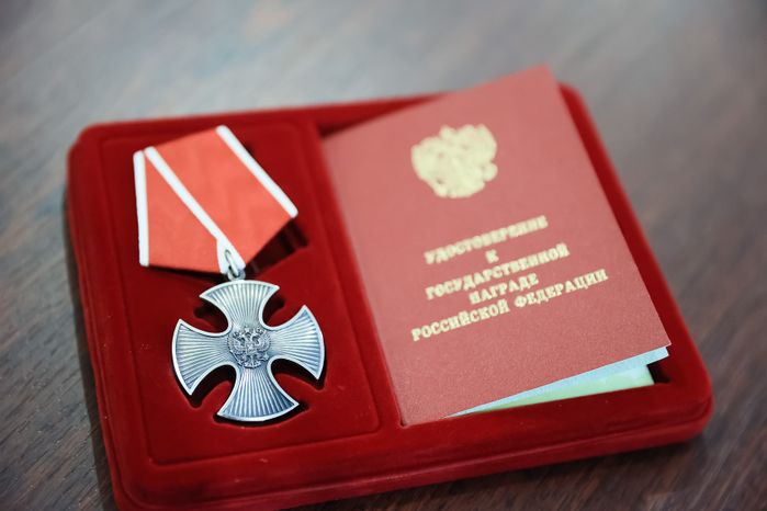 Вручение Губернатором Ордена Мужества добровольцу из Подольска