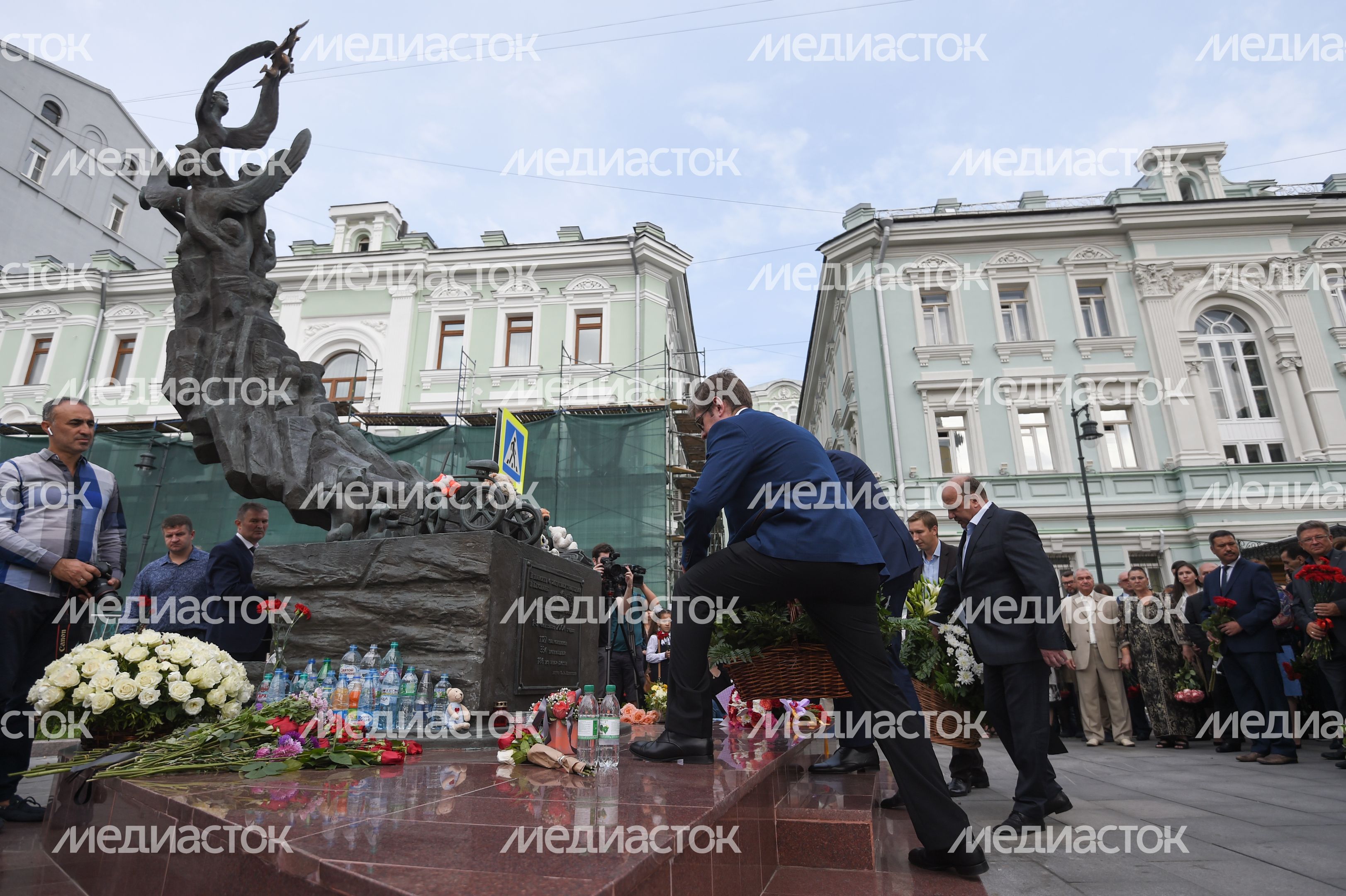 Митинг «Без слов» в память о жертвах трагедии в Беслане прошел в Москве Митинг «Без слов» в память о жертвах трагедии в Беслане прошел в Москве
