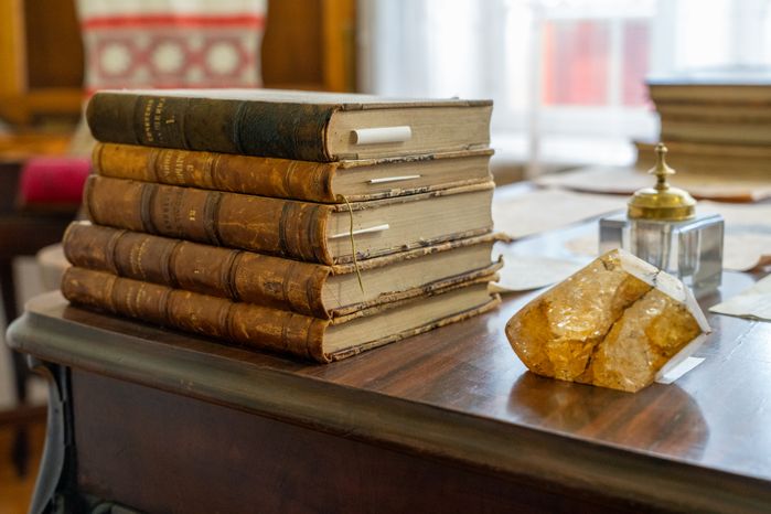Книги в библиотеке усадьбы Шахматово в Клину