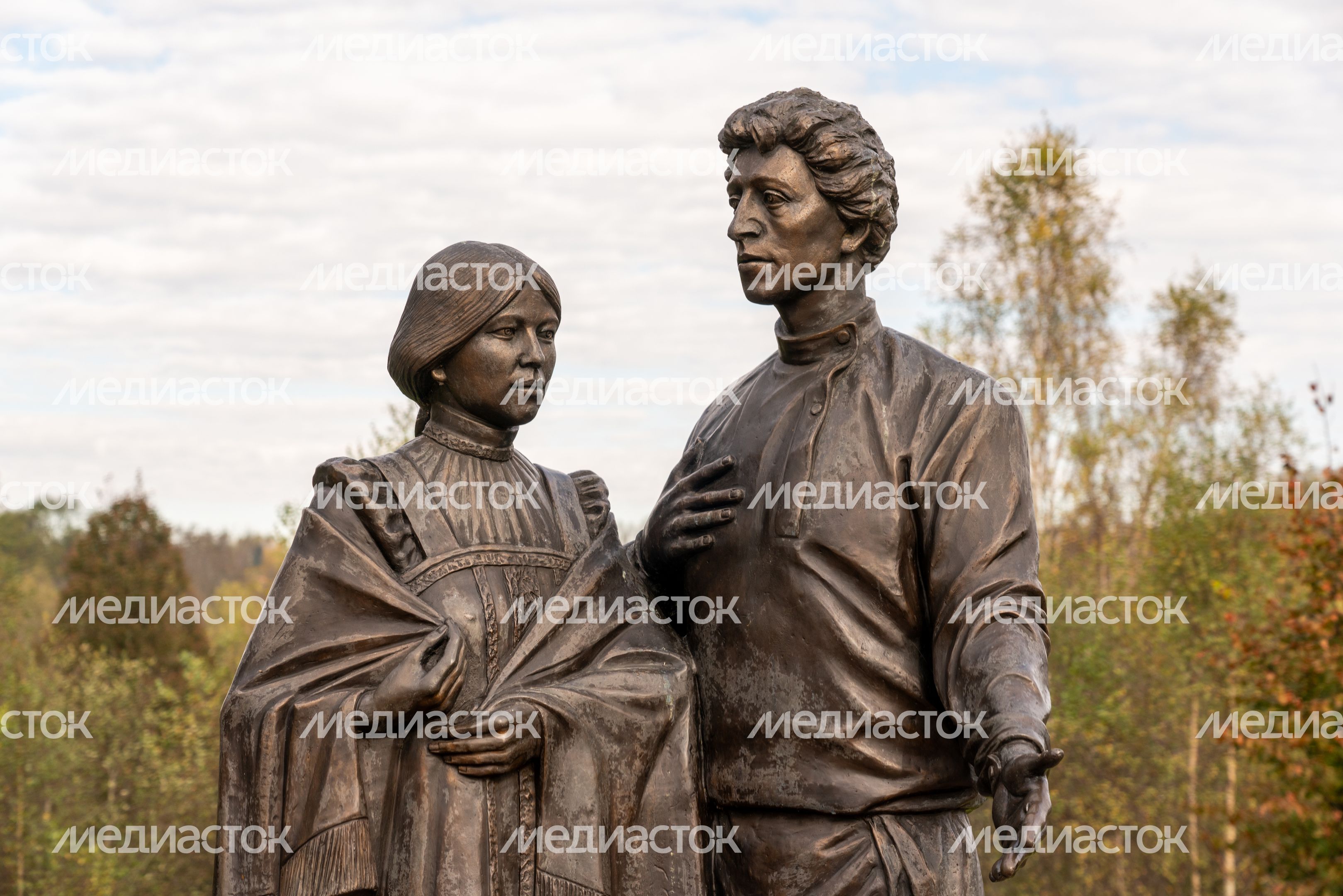 Памятник Любови Менделеевой и Александру Блоку в усадьбе Тараканово в Клину Памятник Любови Менделеевой и Александру Блоку в усадьбе Тараканово в Клину