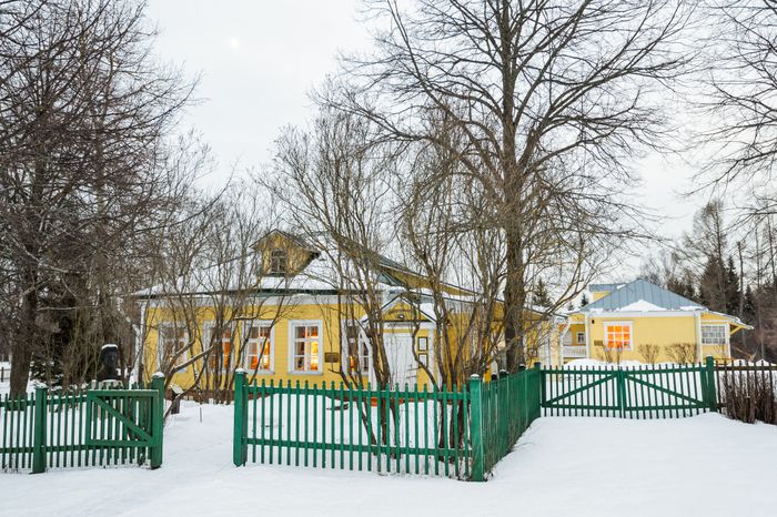 Солнечногорск. Выставка «Жизнь без начала и конца» в усадьбе Тараканово