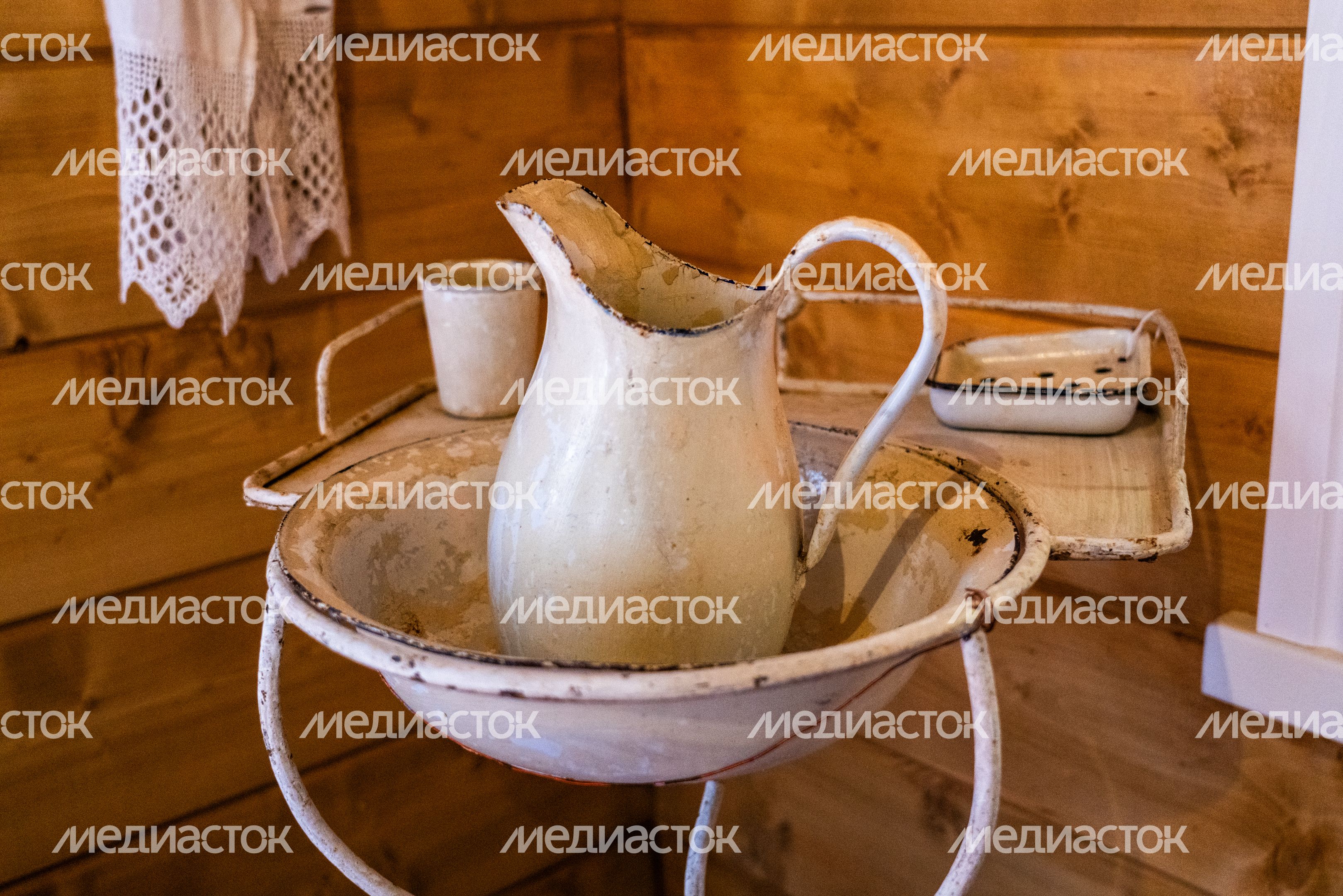 Предметы для умывания в главном доме усадьбы Мелихово после реставрации в 2025 году в Чехове Предметы для умывания в главном доме усадьбы Мелихово после реставрации в 2025 году в Чехове