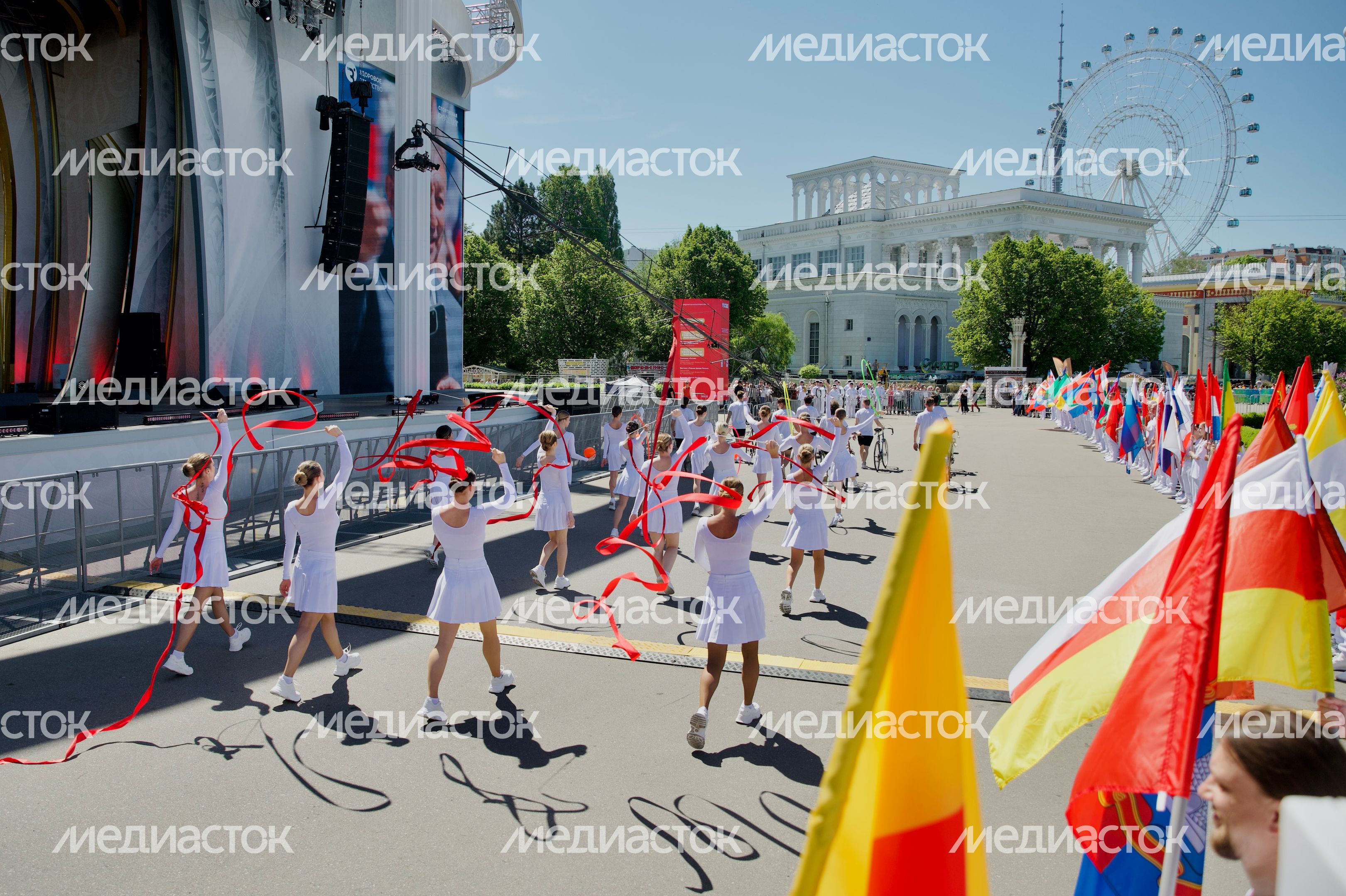 Подмосковные спортсмены с семьями присоединились к параду-шествию на ВДНХ