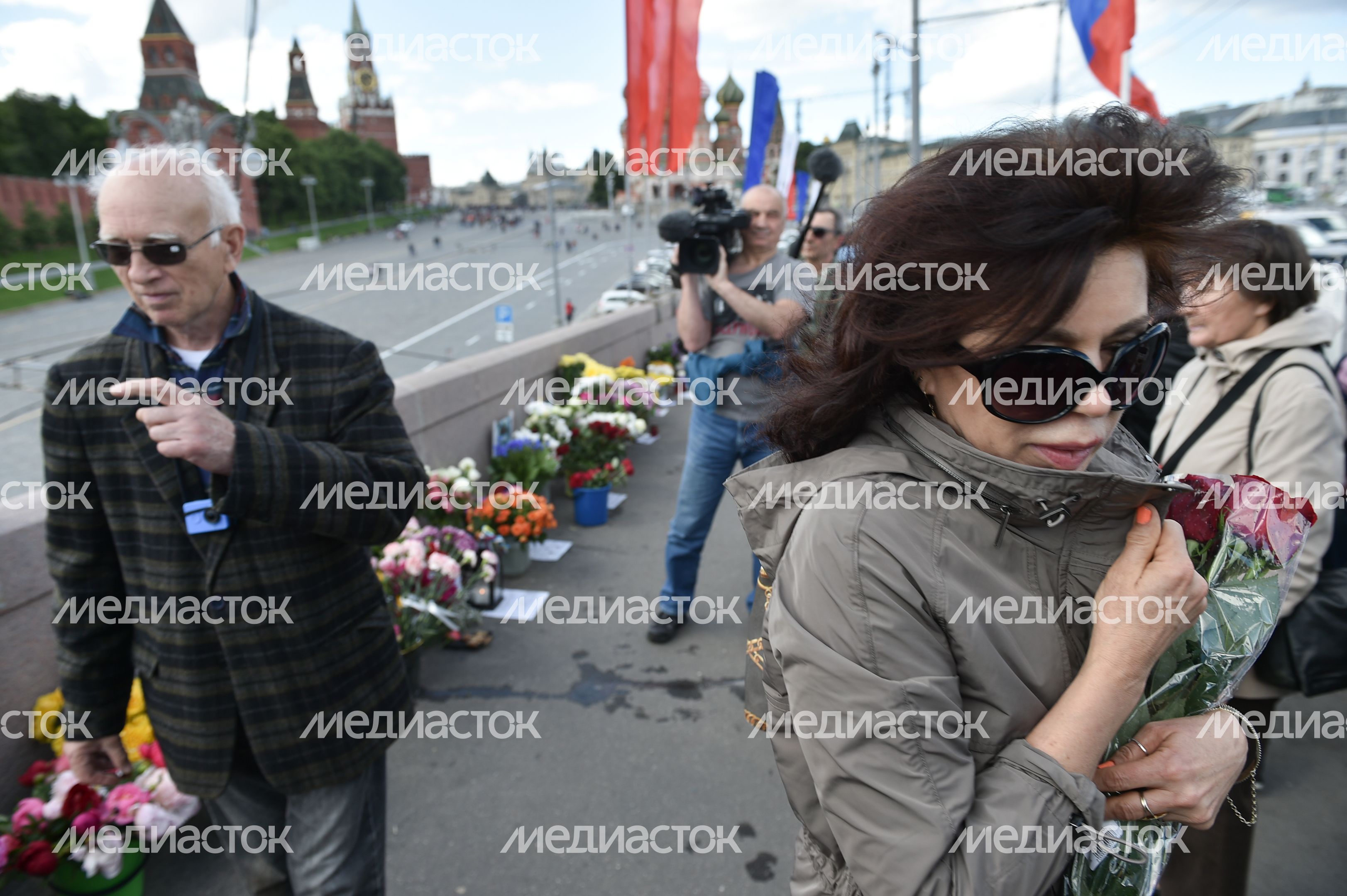 Возложение цветов к месту убийства Бориса Немцова в Москве Возложение цветов к месту убийства Бориса Немцова в Москве