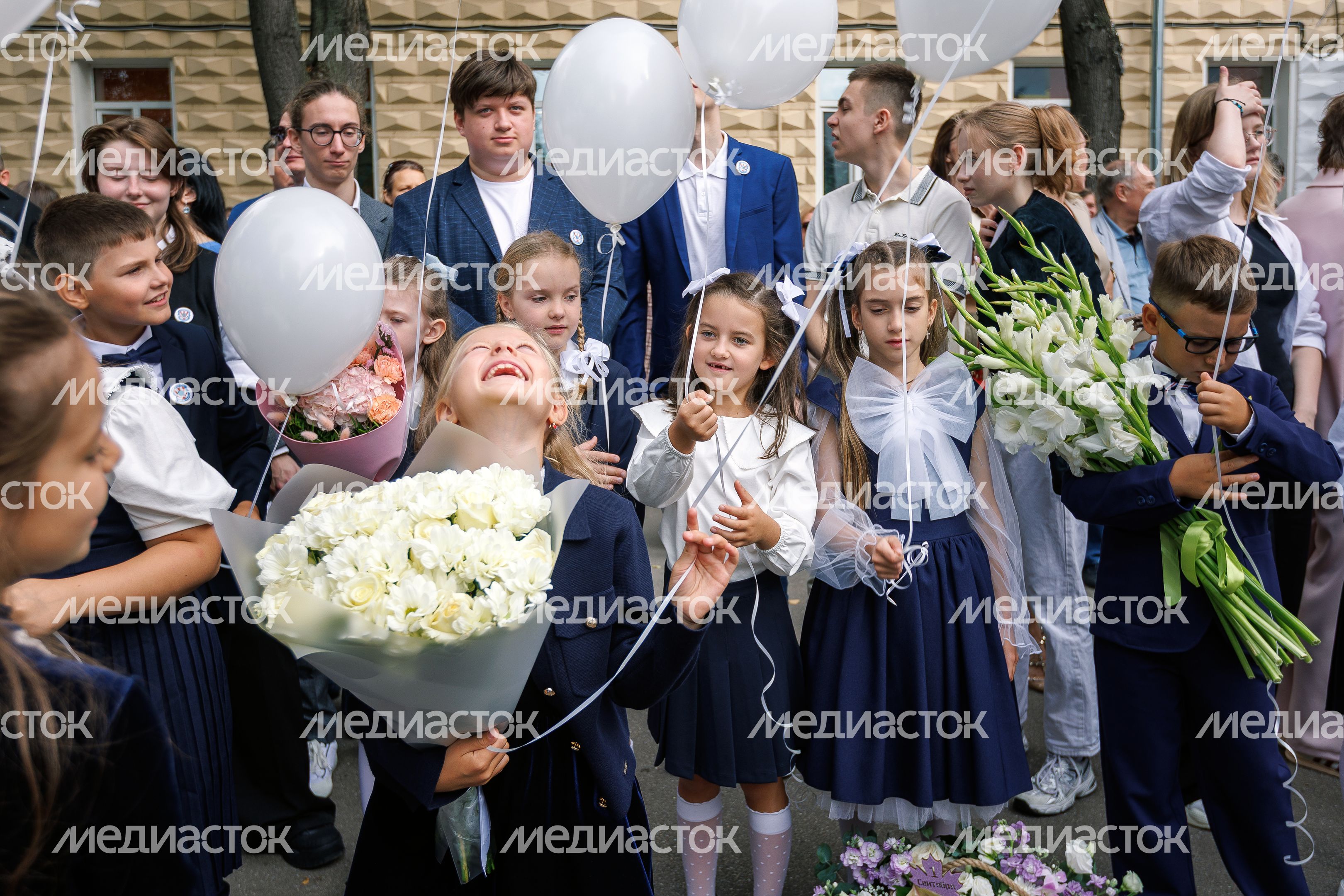 Первоклассники 1 сентября на линейке в школе Первоклассники 1 сентября на линейке в школе