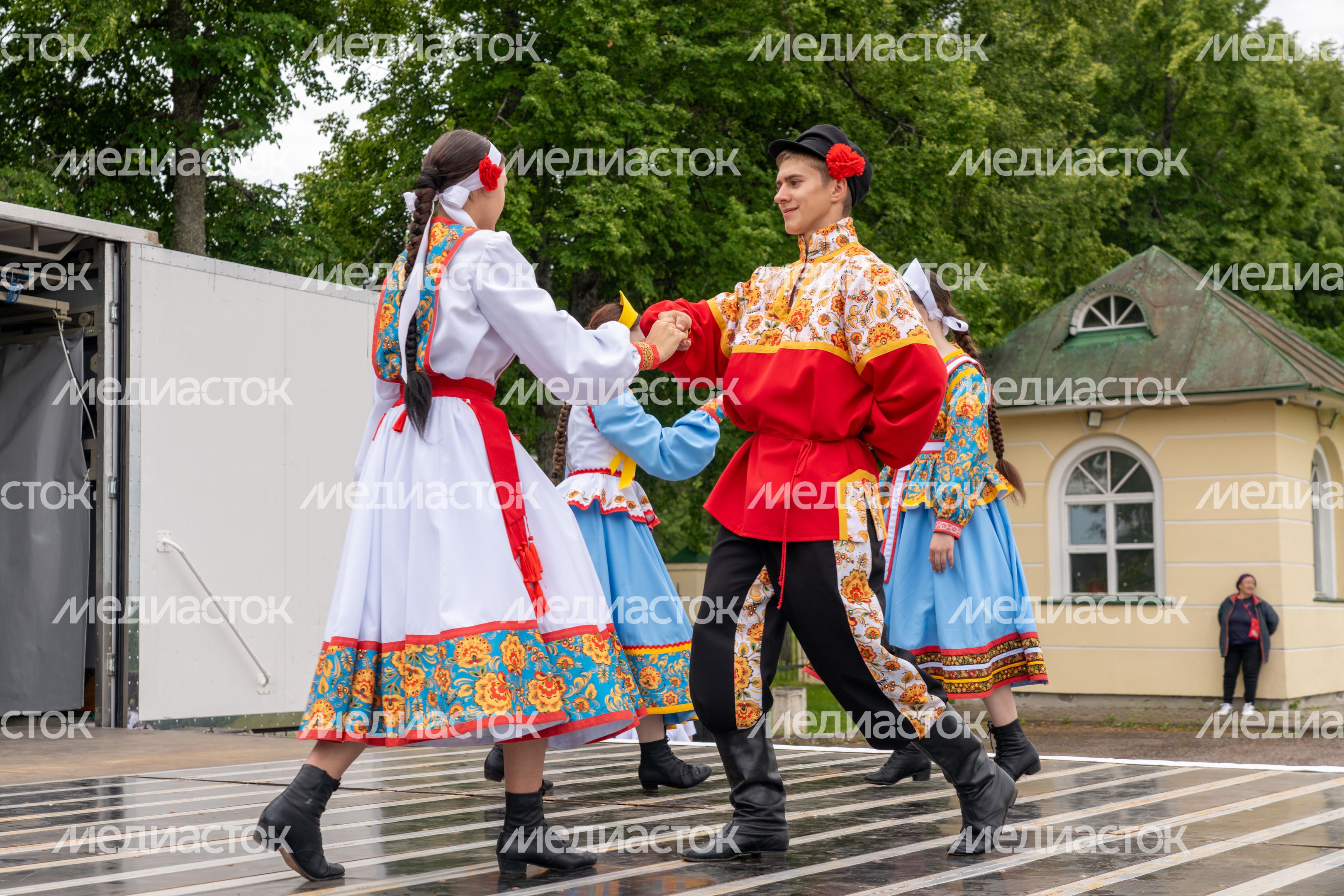 Развлекательная программа для гостей гастрономического фестиваля «Каша из топора на полях Бородина» на Бородинском поле