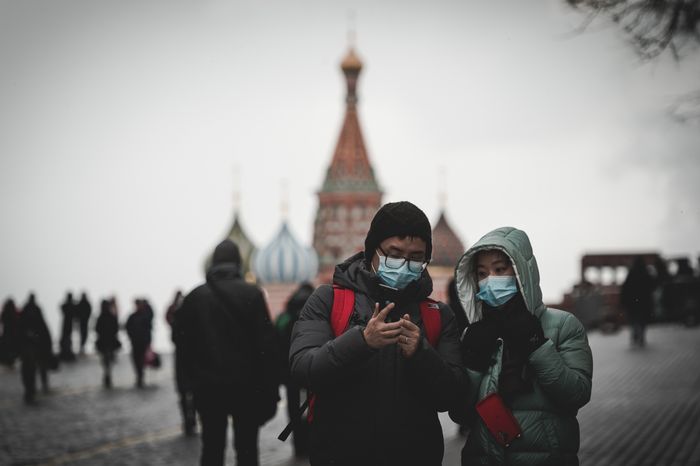 Люди в масках в период эпидемии коронавируса