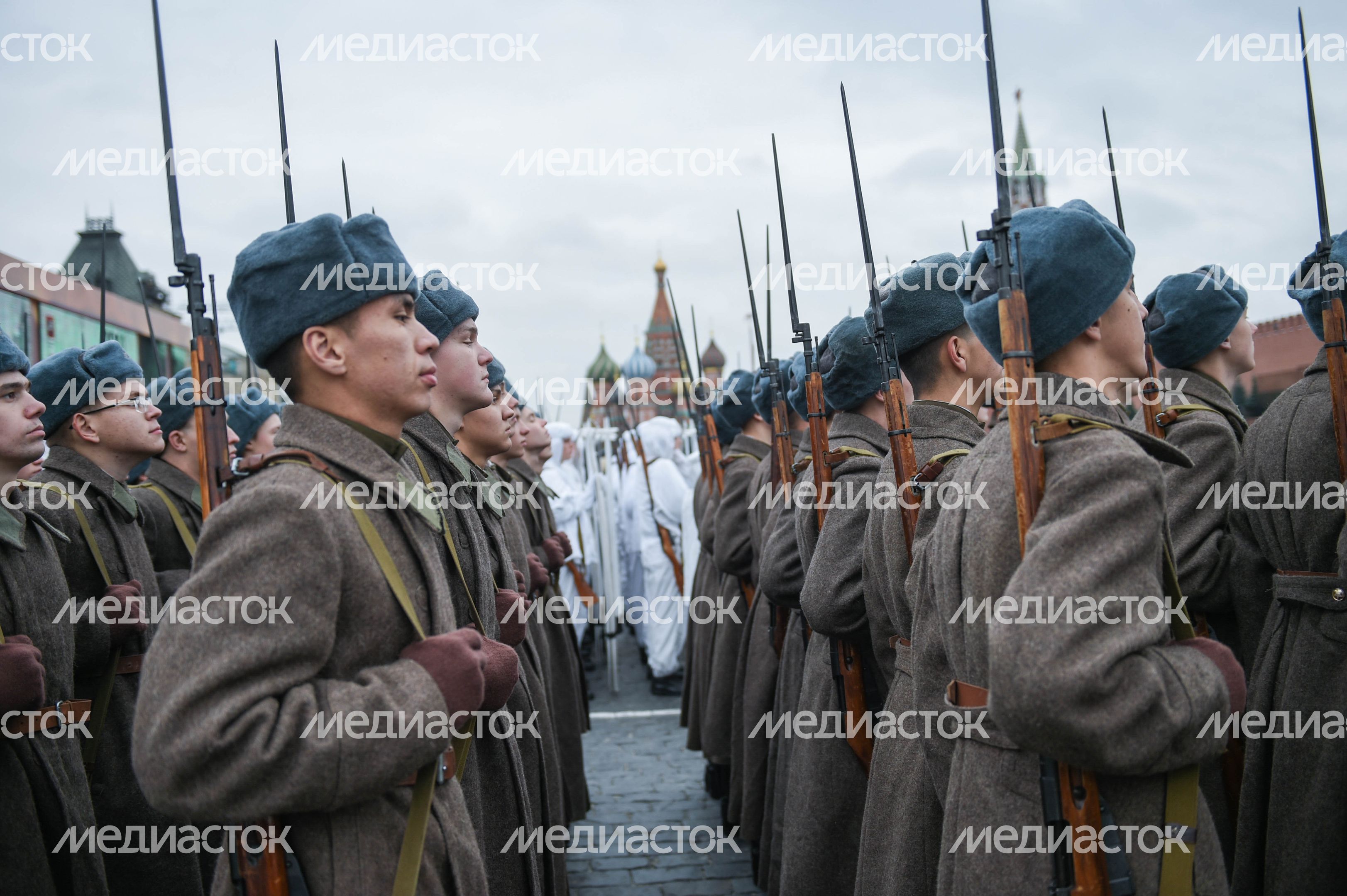 Торжественный марш в честь парада 1941 года на Красной площади в Москве