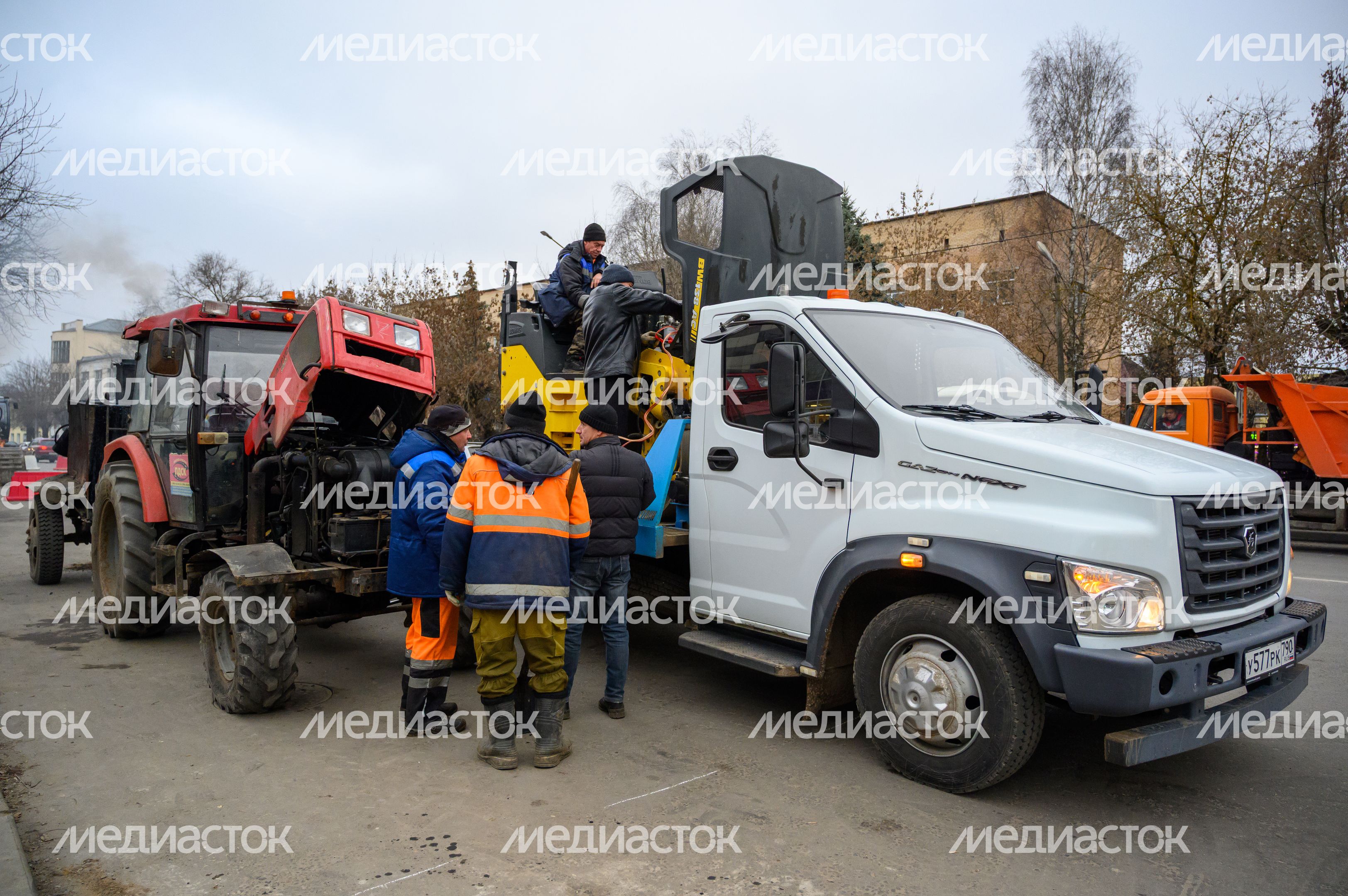 Рабочие Мособлводоканала укладывают асфальт в Орехово-Зуево после ремонта водопровода Рабочие Мособлводоканала укладывают асфальт в Орехово-Зуево после ремонта водопровода