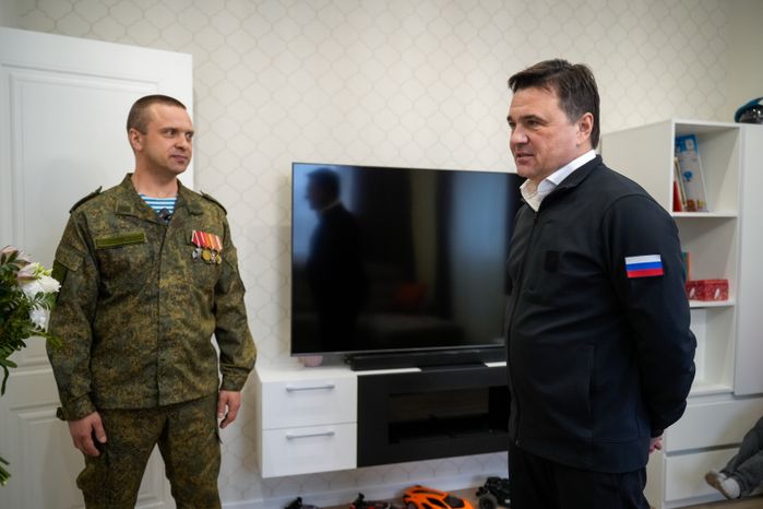 Андрей Воробьев накануне Пасхи навестил  в Электрогорске героя СВО и его семью