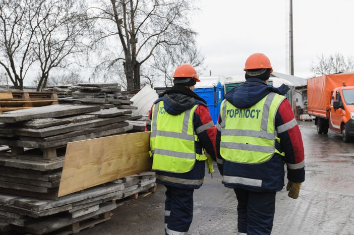 Процесс обработки гранитного камня специалистами ГБУ «Гормост» для облицовки стен подземных пешеходных переходов в Москве