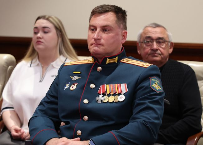Участникам СВО вручили ключи от автомобилей с ручным управлением