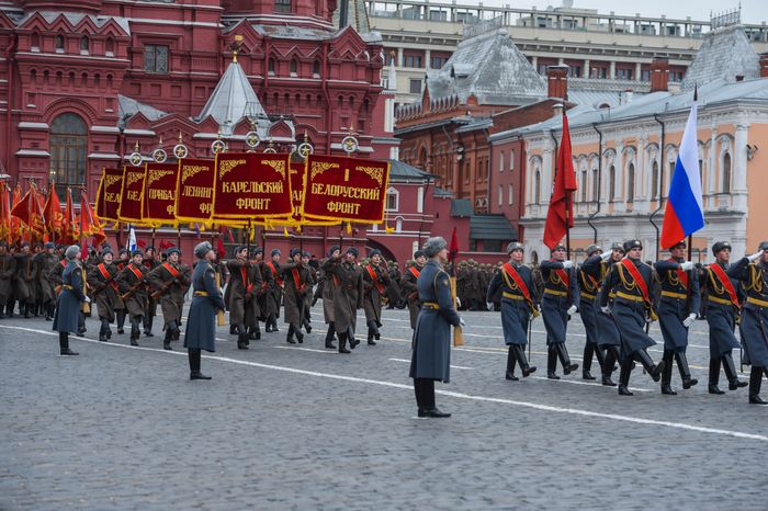 Торжественный марш в честь парада 1941 года на Красной площади в Москве