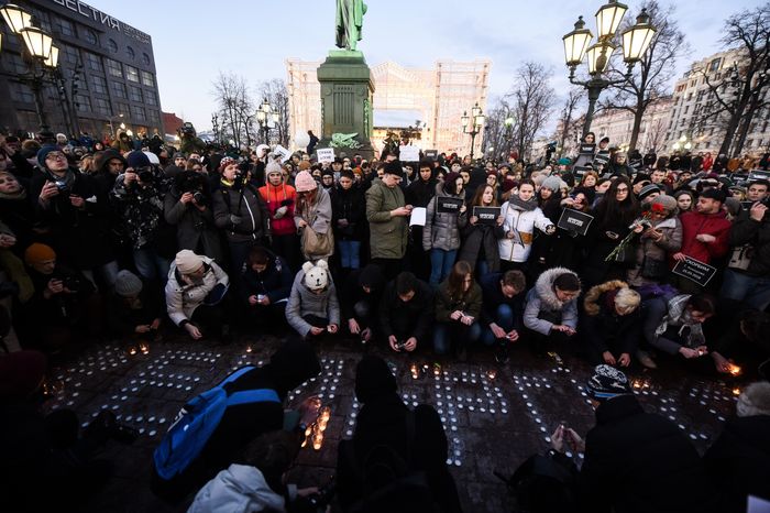 Акция в память о погибших в Кемерове на Пушкинской площади в Москве