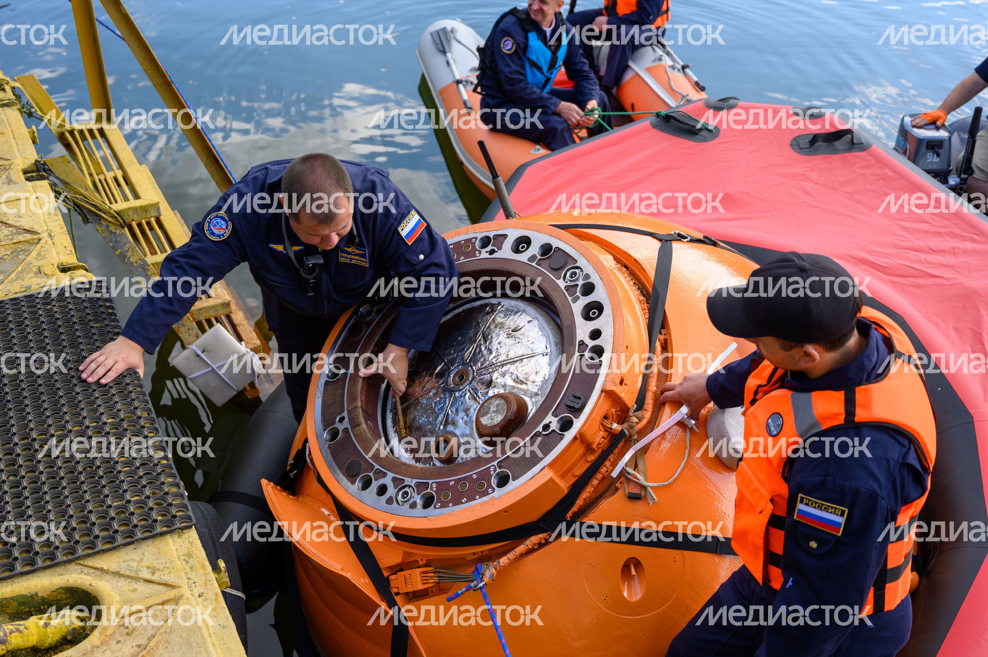 Тренировка космонавтов по действиям после посадки на водную поверхность в Ногинском спасательном центре МЧС России Тренировка космонавтов по действиям после посадки на водную поверхность в Ногинском спасательном центре МЧС России