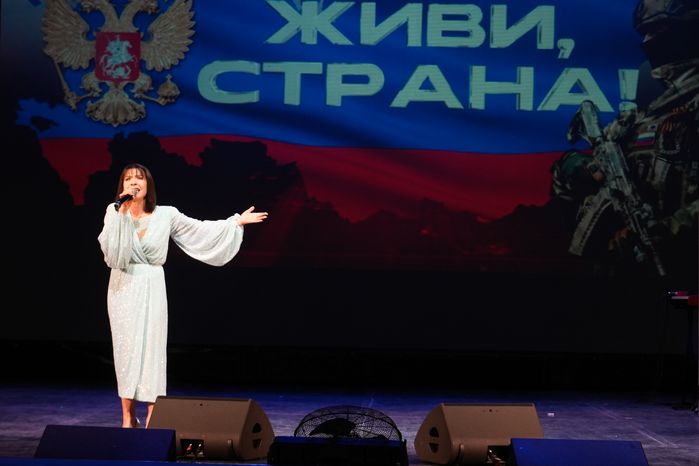 Алиса Мон выступила на концерте "Живи, страна!" в Красногорске