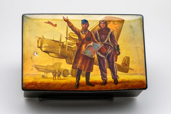 Федоскинская лаковая миниатюра живописи на выставке «Федоскино: где живет душа» в музее «Новый Иерусалим» города Истра