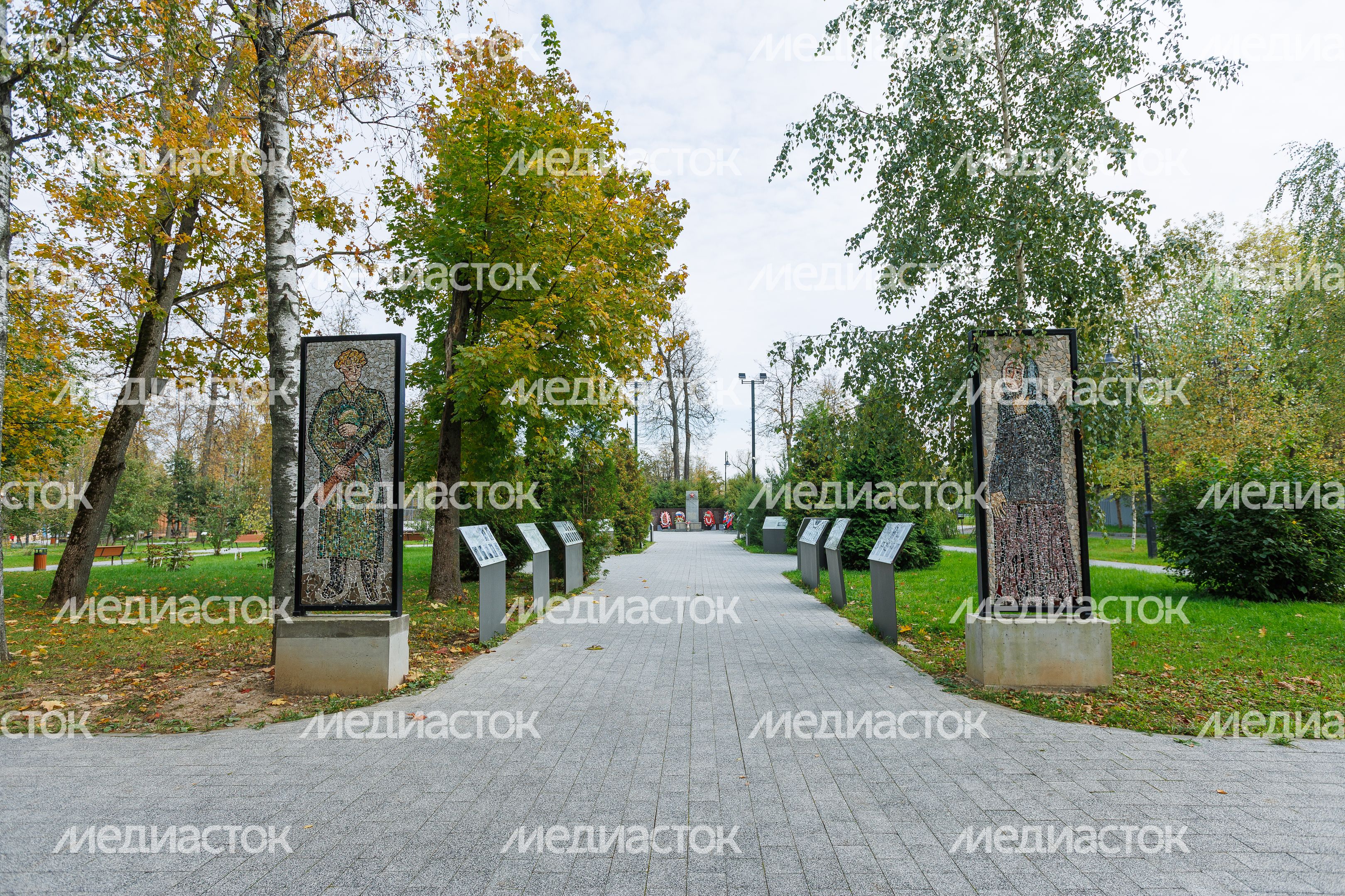 Дорога к братской могиле в парке «Киово» в Лобне осенью Дорога к братской могиле в парке «Киово» в Лобне осенью