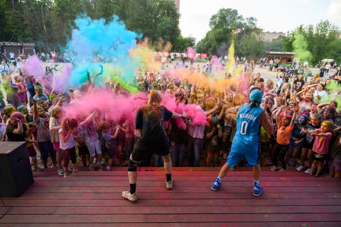 Фестиваль красок Holi Dance в Наташинском парке в Люберцах