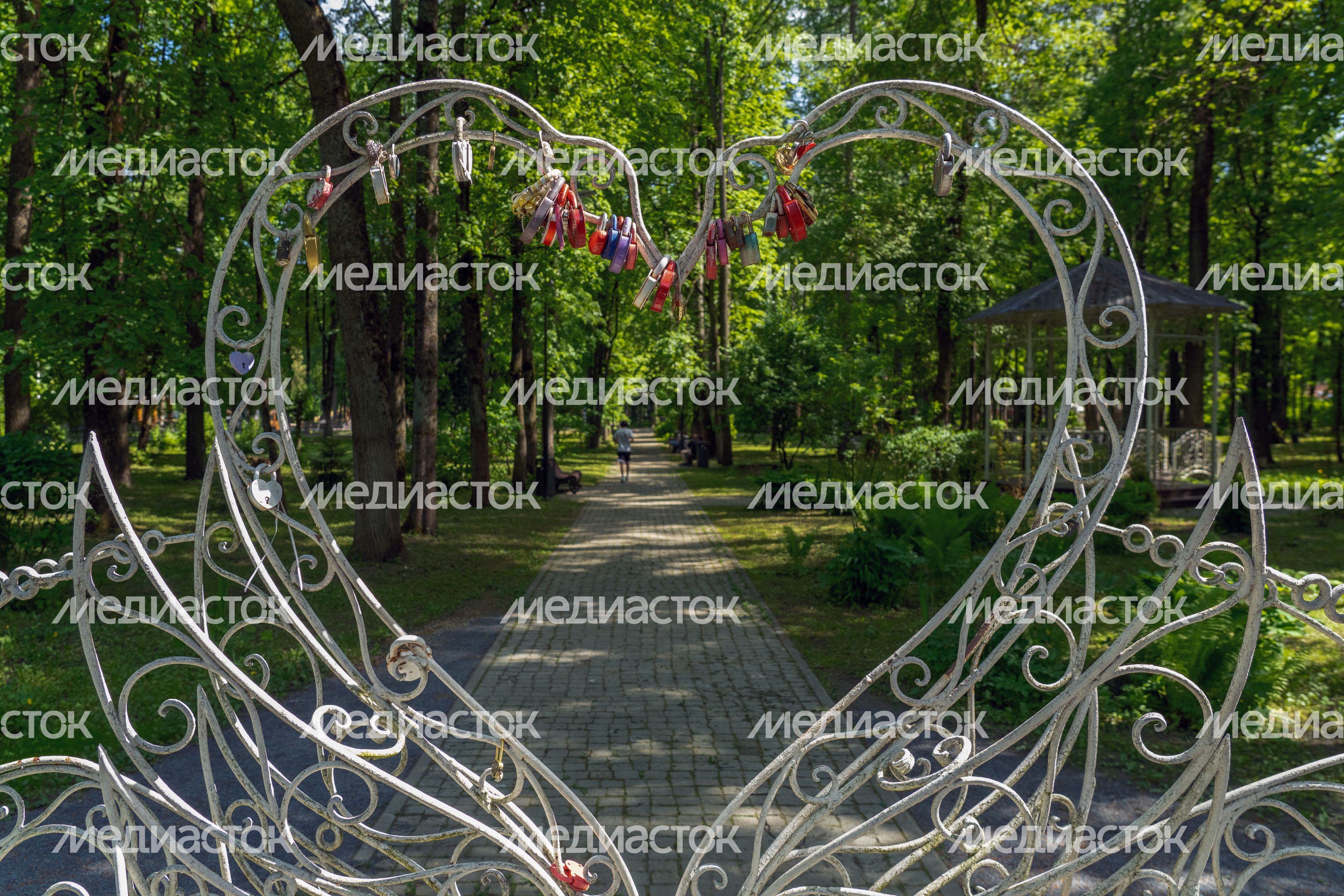 Аллея любви в Центральном парке имени В.В. Воровского весной в Наро-Фоминске Аллея любви в Центральном парке имени В.В. Воровского весной в Наро-Фоминске