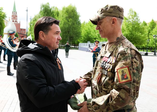Андрей Воробьев вместе с участниками СВО возложил венок и цветы к Могиле Неизвестного Солдата