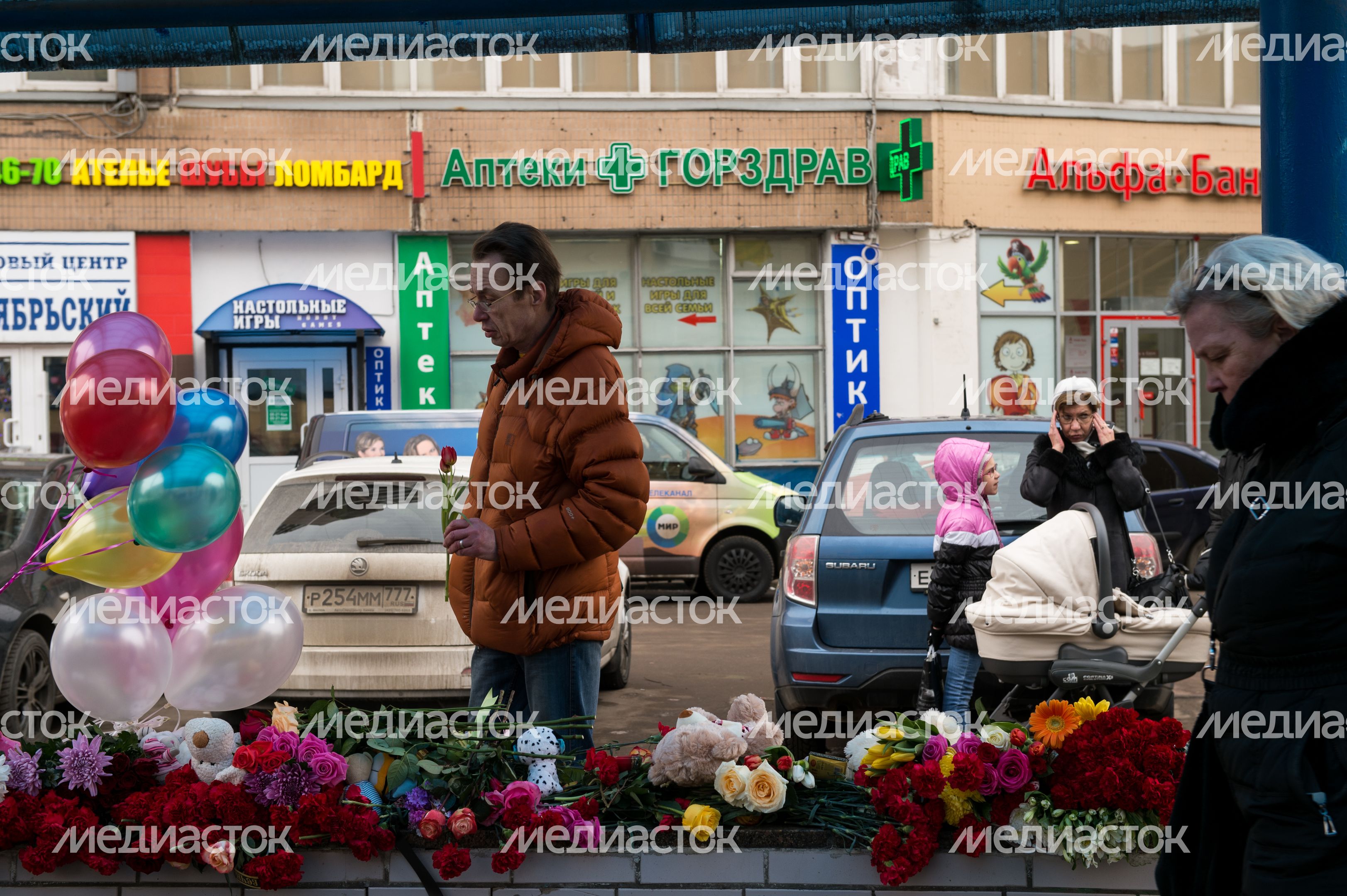 Мемориал из цветов и игрушек в честь погибшей девочки в Москве