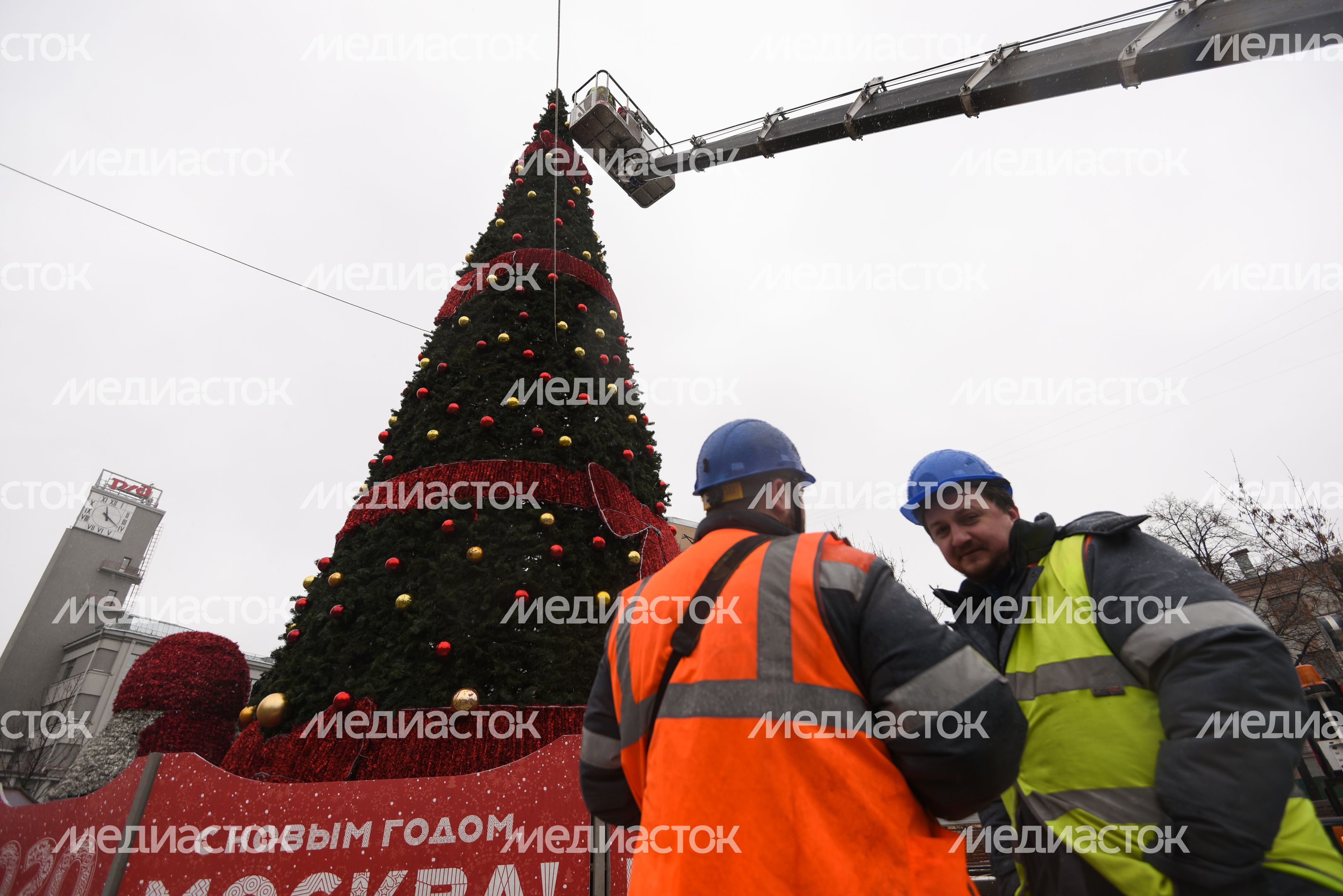 Демонтаж и складирование новогодних елок в Москве