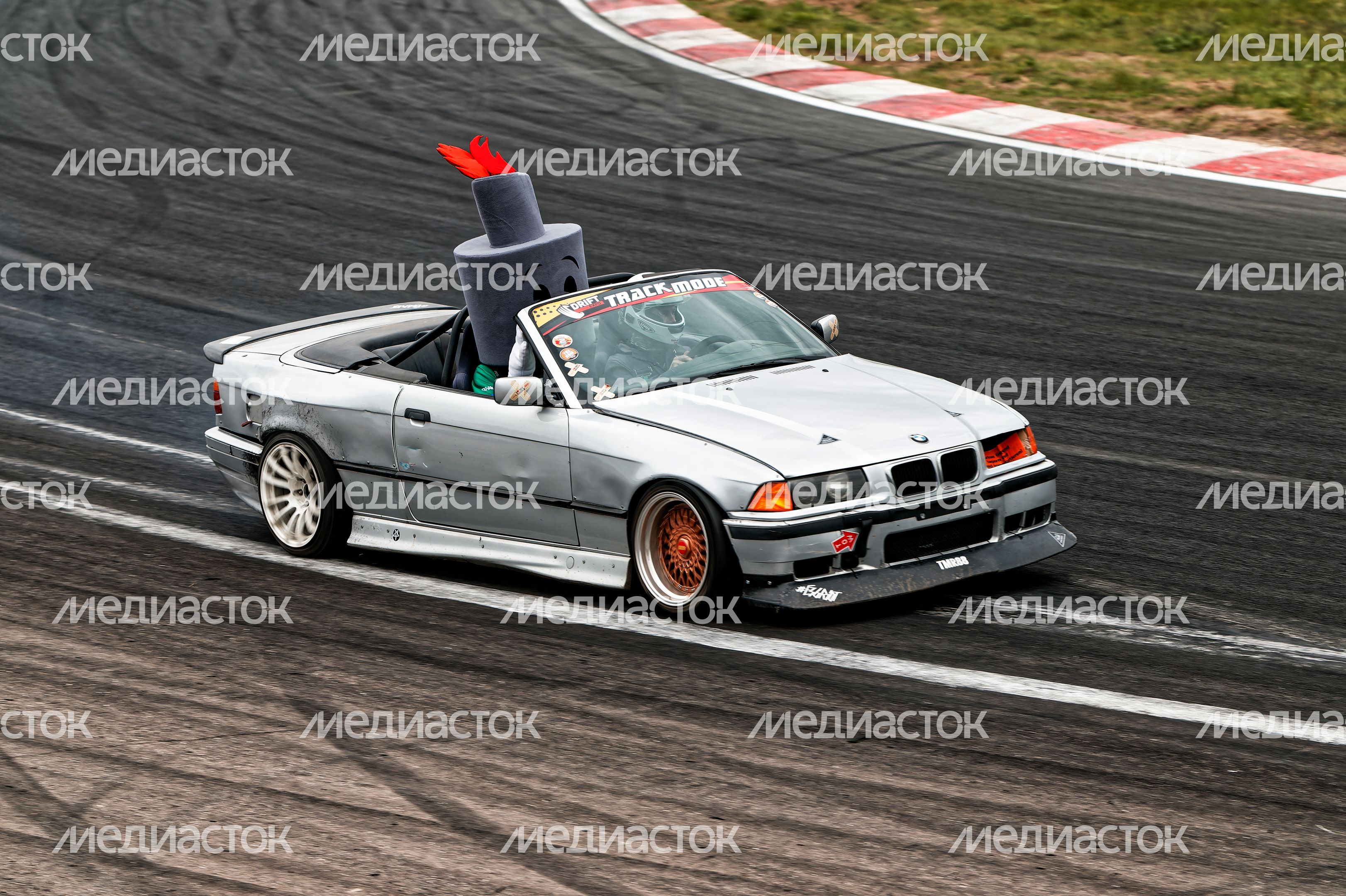 Гонка автомобилей на дрифт-фестивале скорости и драйва Drift Expo Track Mode 2025 Гонка автомобилей на дрифт-фестивале скорости и драйва Drift Expo Track Mode 2025