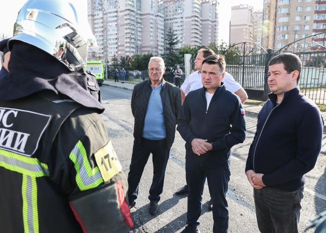 Андрей Воробьев встретился с жителями домов, поврежденных при атаке БПЛА