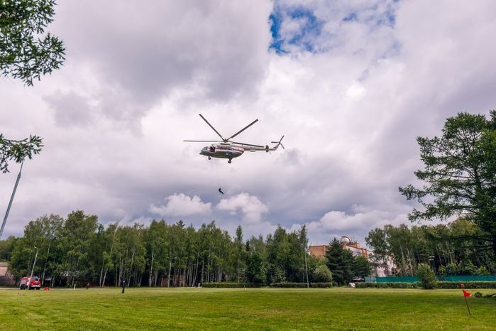 Вертолет МЧС России на тренировке спасательной операции космонавтов в Звездном городке