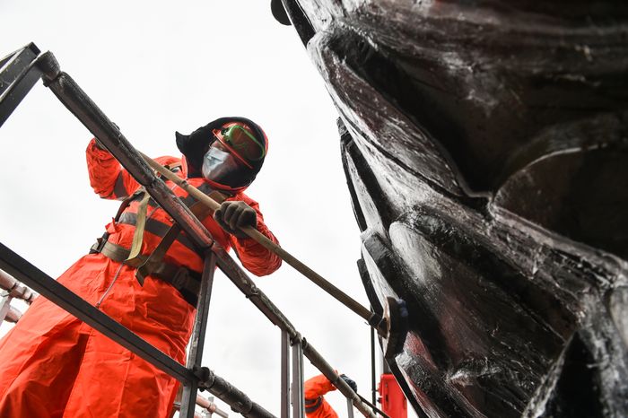 Промывка после зимы Монумента Победы на Поклонной горе в Москве