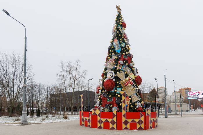 Новогодняя елка в Александровском сквере Реутова зимой