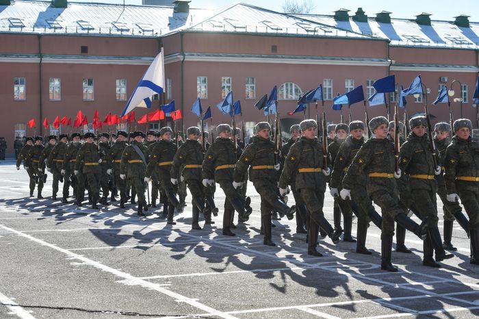 Подготовка военнослужащих отдельного комендантского Преображенского полка к военному параду на Красной площади