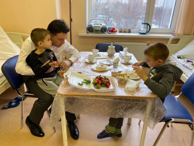 Встреча губернатора Подмосковья с брошенными в Шереметьеве детьми