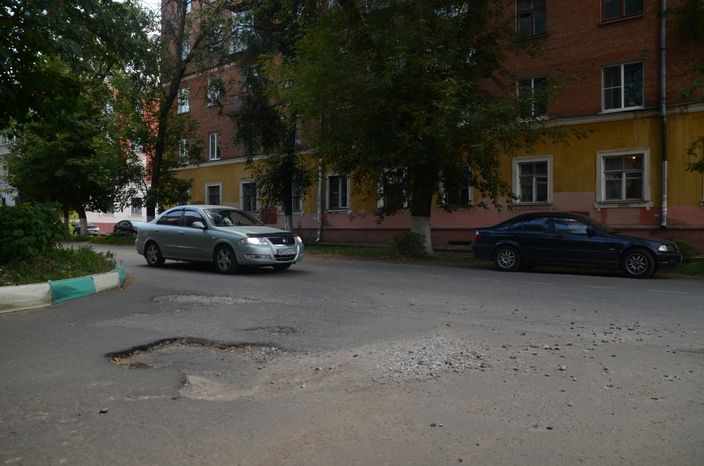 Некачественное дорожное полотно на ул. Литейная в Подольске