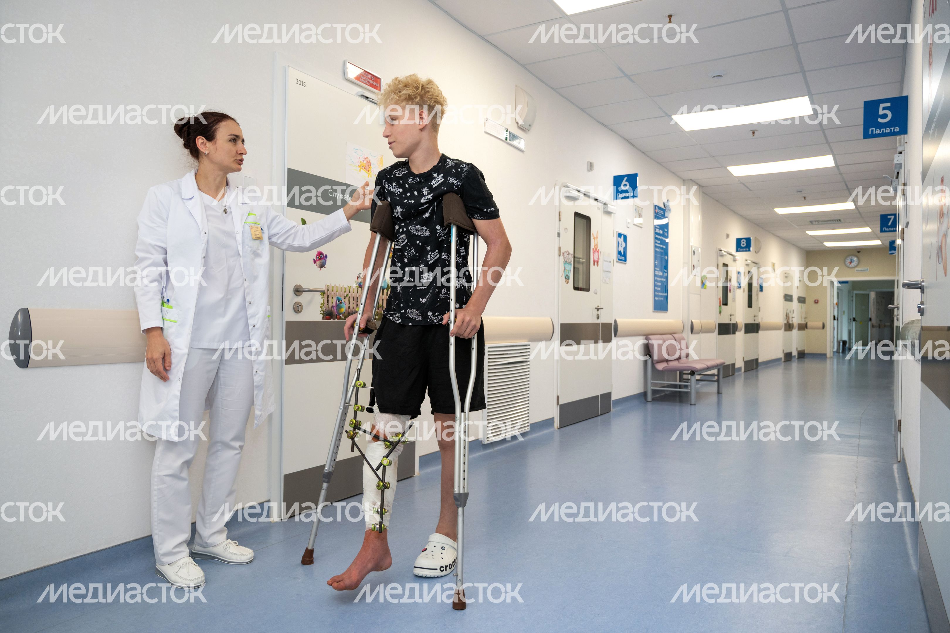Врач и пациент в отделении травматологии Детского клинического центра им. Л.М. Рошаля Врач и пациент в отделении травматологии Детского клинического центра им. Л.М. Рошаля