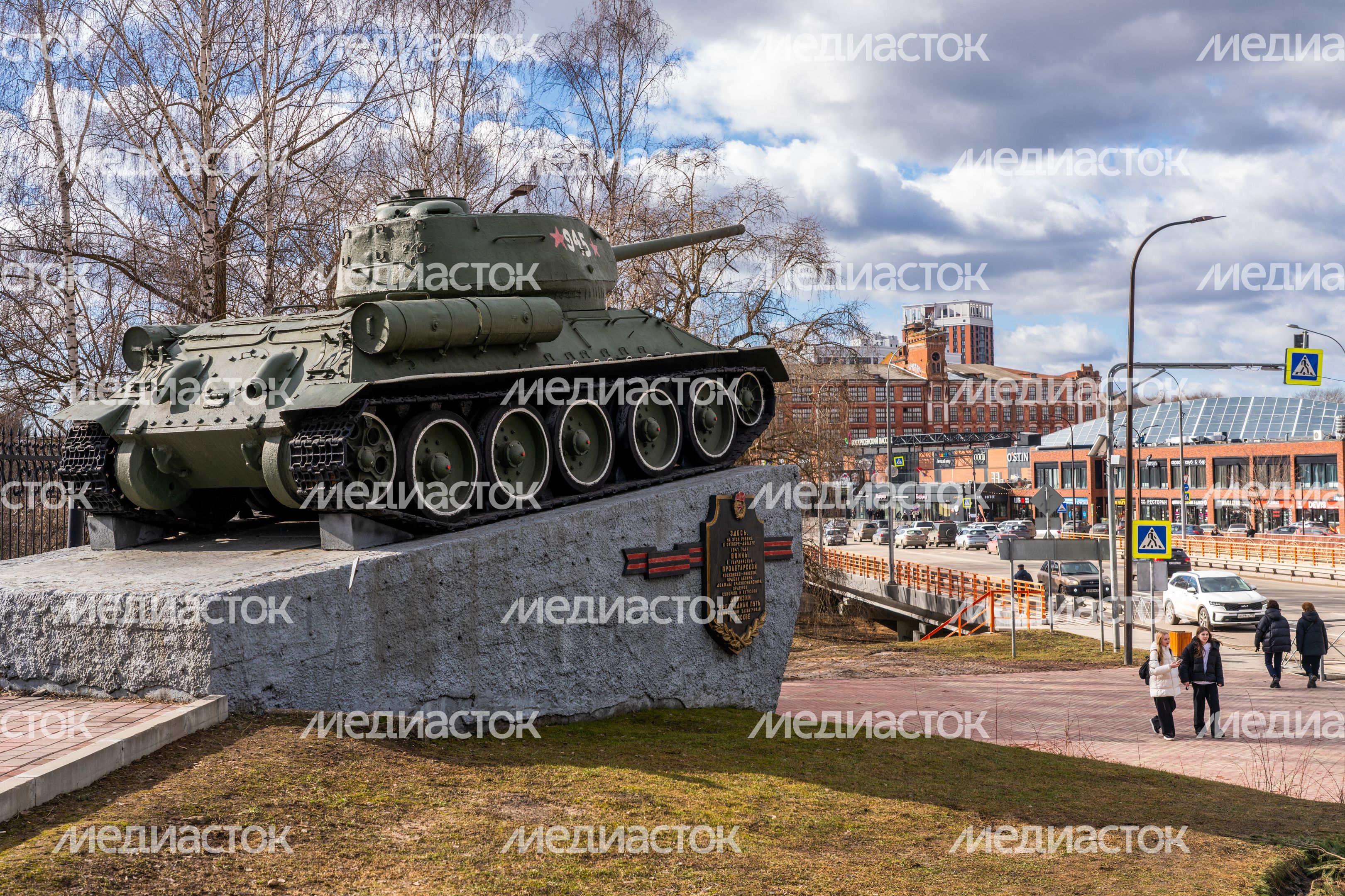 Памятник танку Т-34-85 на площади Победы в Наро-Фоминске Памятник танку Т-34-85 на площади Победы в Наро-Фоминске