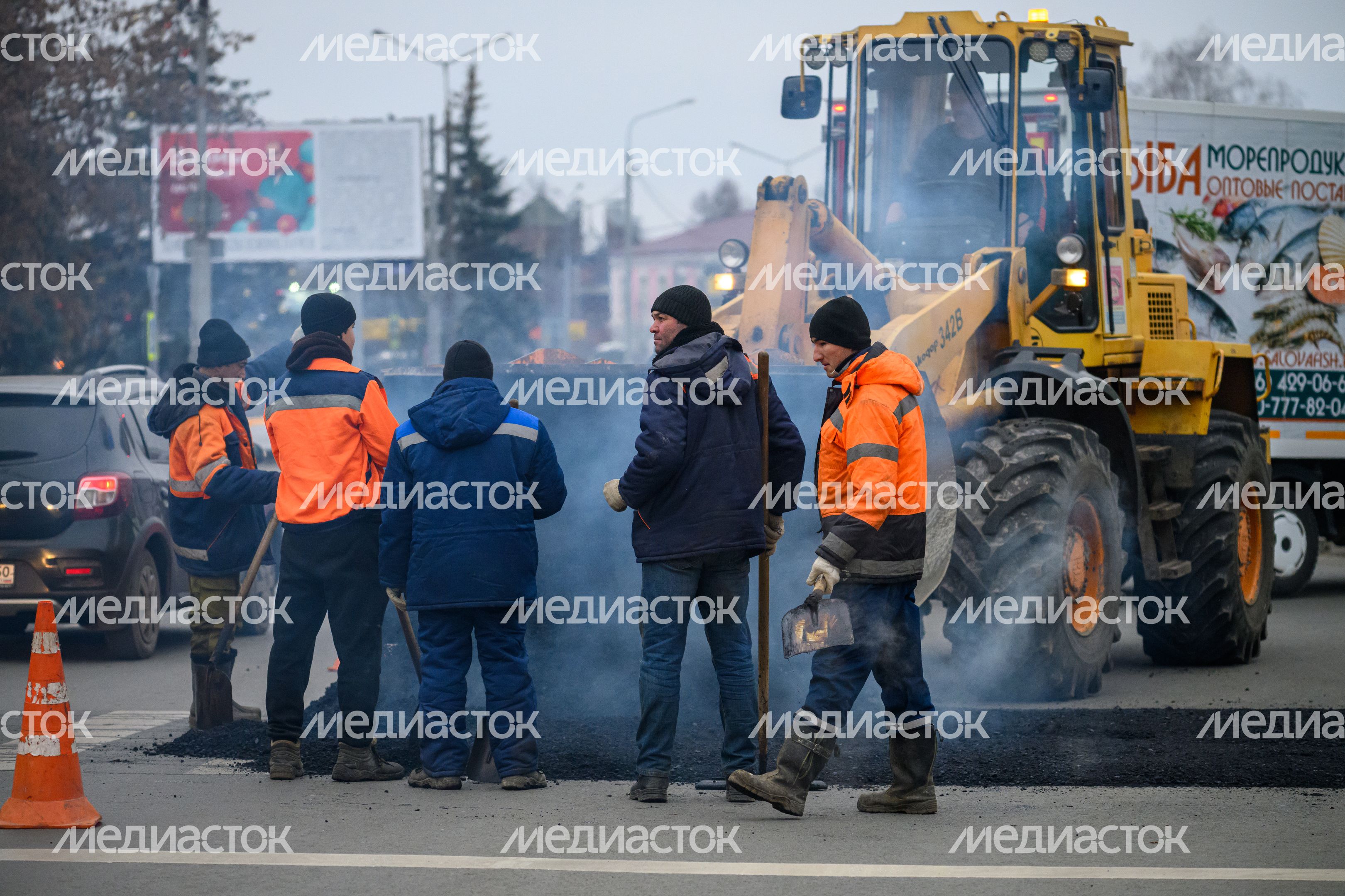Рабочие Мособлводоканала укладывают асфальт в Орехово-Зуево после ремонта водопровода Рабочие Мособлводоканала укладывают асфальт в Орехово-Зуево после ремонта водопровода