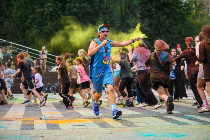 Фестиваль красок Holi Dance в Наташинском парке в Люберцах